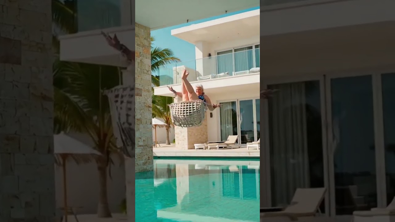 Вау, вот это поворот! 🌬😂 Кажется, бабуля совсем не ожидала, что ветерок сегодня будет таким бод...