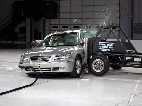 2006 Hyundai Azera side IIHS crash test