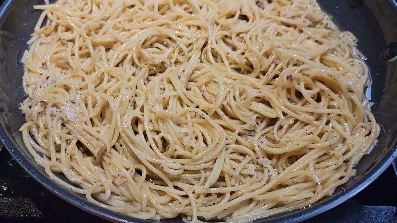 cacio-e-pepe-super-easy-italian-pasta-dinner-cheese-black-pepper