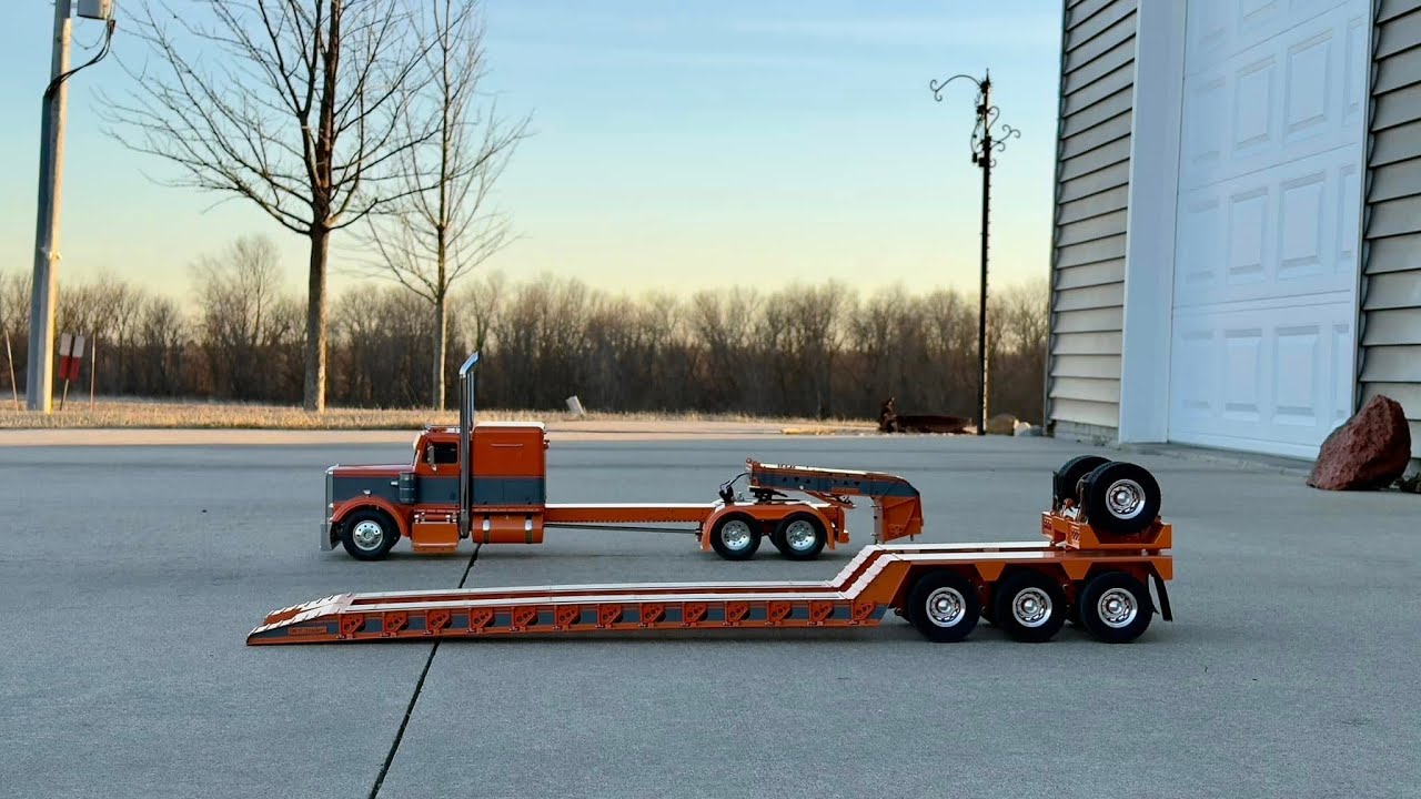 Lowboy trailer triaxle with flip