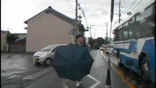 命がけでバスに乗り込む青年