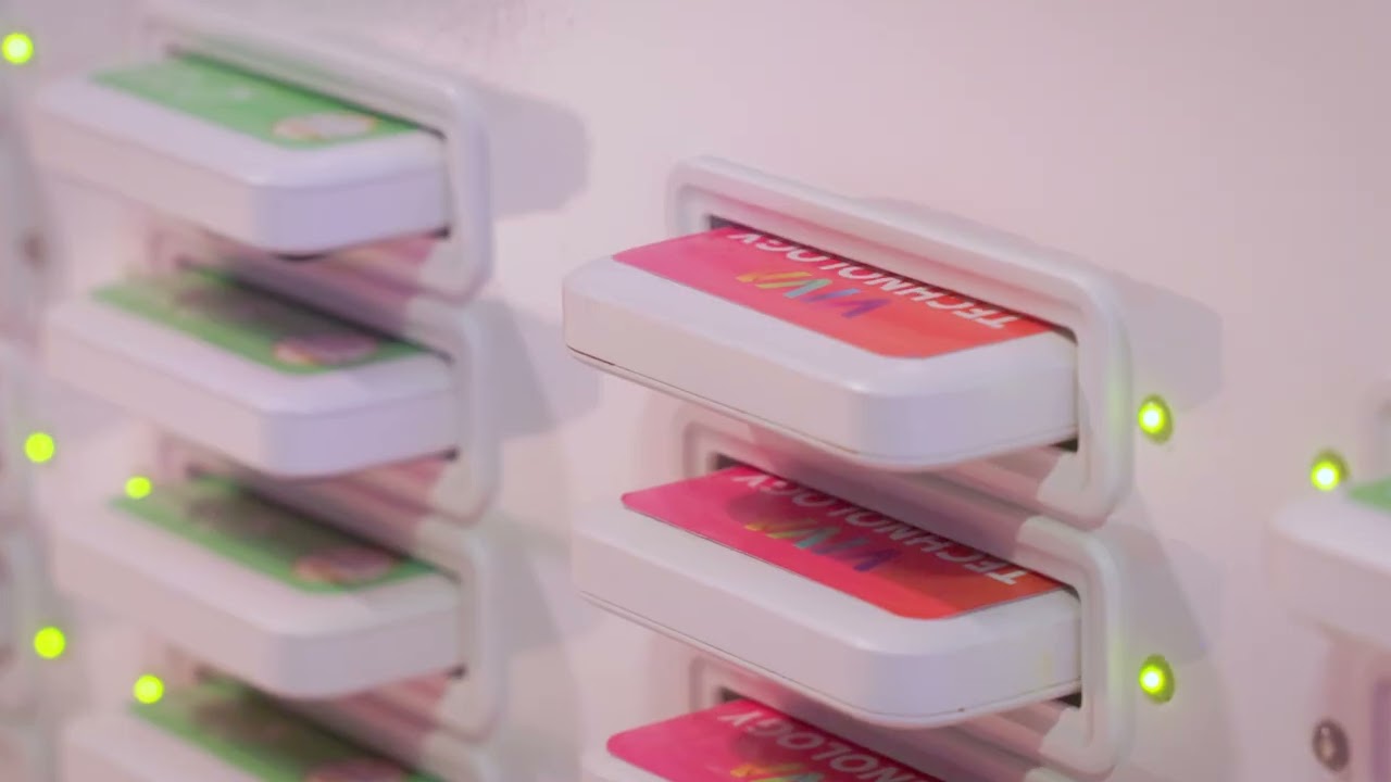 Visiteur qui branche son téléphone sur une batterie Plug'Heur à VivaTech