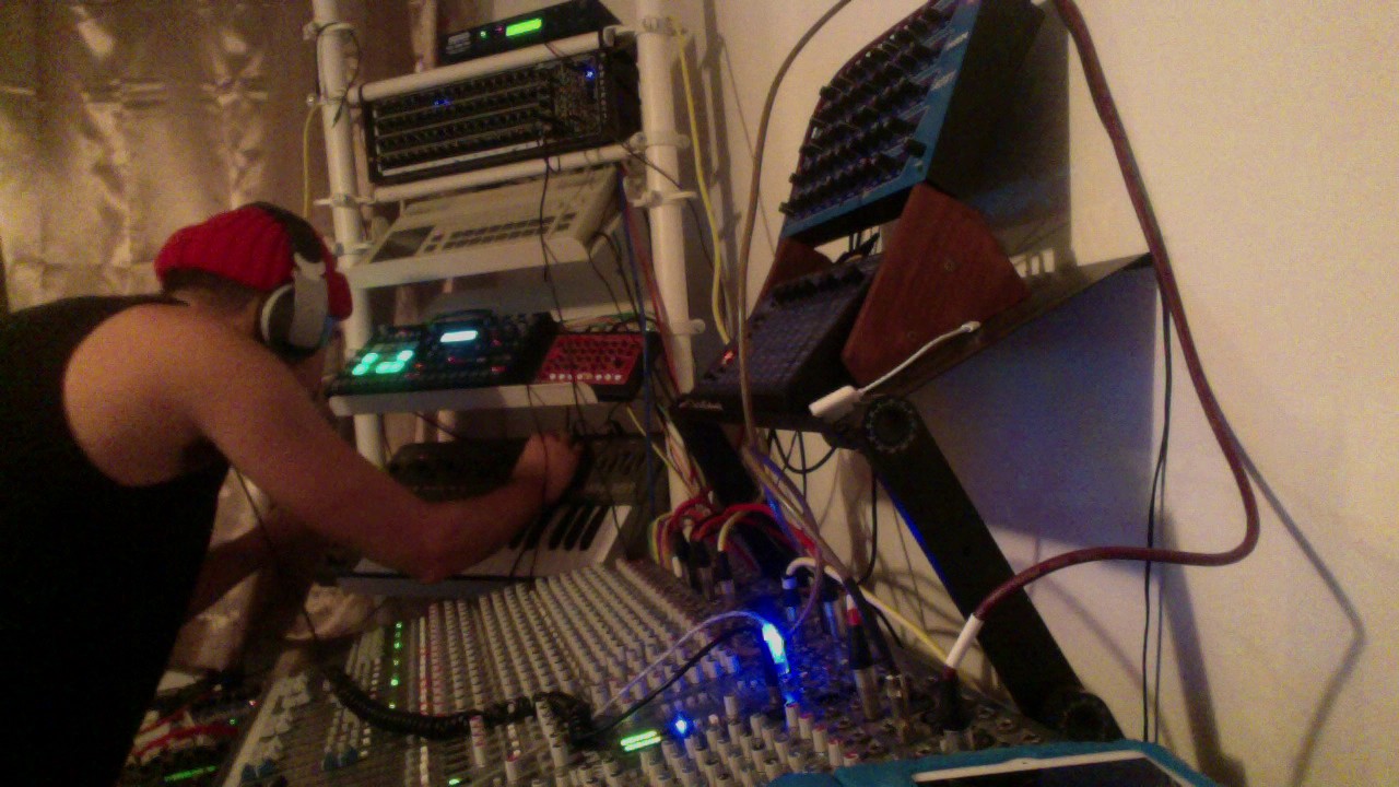 [NEW] Live Techno Jan 2017 music jam using analog hardware only [OTB] - Ash Verschuur