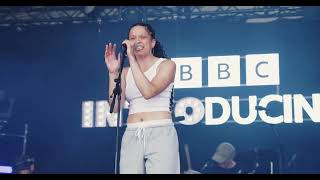 JayaHadADream - 'Nothing's Changed' Live At BBC Radio 1's Big Weekend