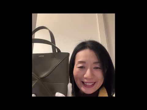 第818回 LOEWE A657V25X01 3969 PUZZLE FOLD TOTE MINI - YouTube