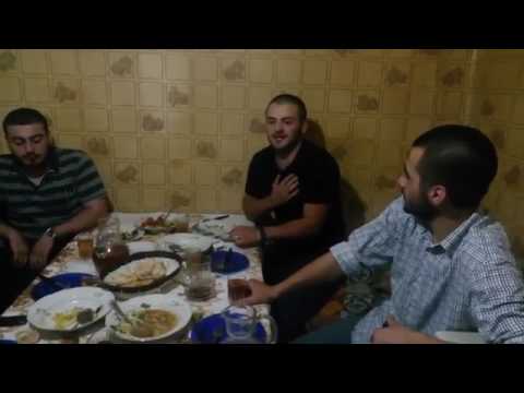 ნახეთ, სუფრაზე ქართველი ბიჭის მიერ წაკითხული ლექსი დედაზე! მსგავსი ემოციური არაფერი მოგისმენიათ..