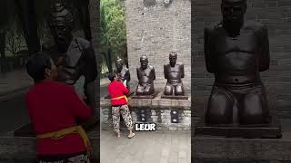 Pourquoi frappent-ils cette statue depuis des siècles. #shorts #youtubeshorts