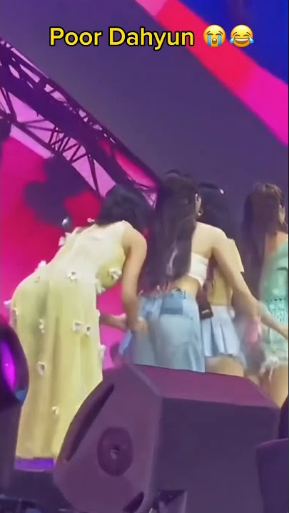 Momo can’t leave Dahyun’s butt alone 😭😂 #twice #dahyun #twicemomo #dahmo #twiceconcert #twiceedit