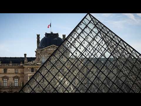 Manifestações em França: estudantes bloqueiam entrada do Museu do Louvre