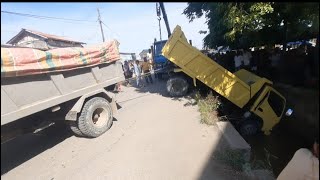 Detik2 tali derek putus saat mengevakwasi mobil dump truk yang masuk ke sungai part 2