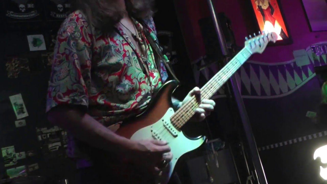 MAXOOM Hear my train a comin