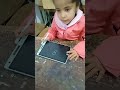 عمرها اربع سنوات تكتب من غير ان تنضر الى السبورة 
