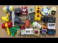 ピコピコハンマー、スプレー缶など色々な音が鳴るガチャガチャのオモチャA toy that makes various sounds