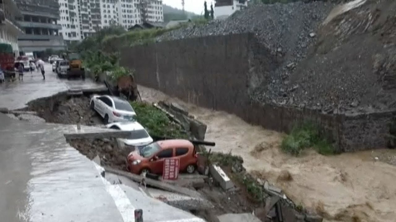 Cars swept away as torrential rain triggers flooding in SW China - YouTube