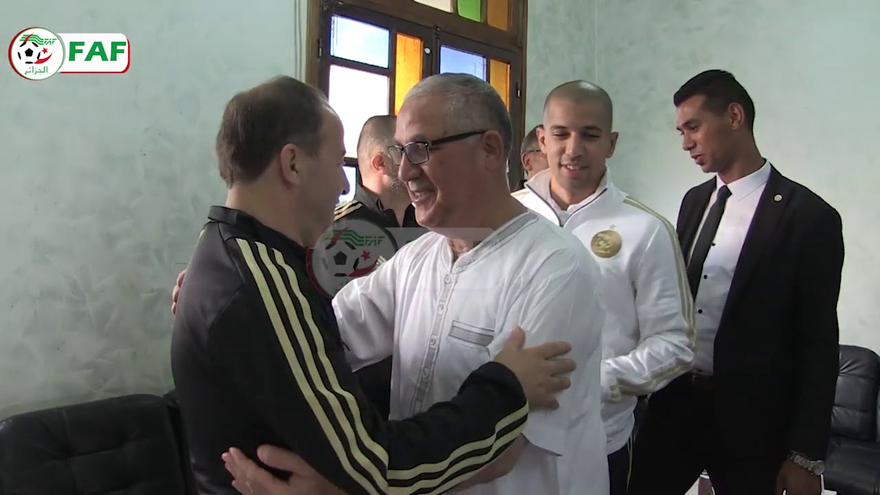 لاعبو المنتخب الوطني يؤدون صلاة العيد بمسجد سيدي موسى