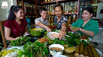 Già Làng Làm Thêm Mẻ Sâm Ngọc Linh Ngâm Mật Ong Rừng Và Thưởng Thức Bữa Trưa Nhiều Món Ngon