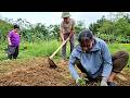 Thu was very touched by Hoi's help when he helped her with gardening.