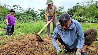 Thu was very touched by Hoi's help when he helped her with gardening.