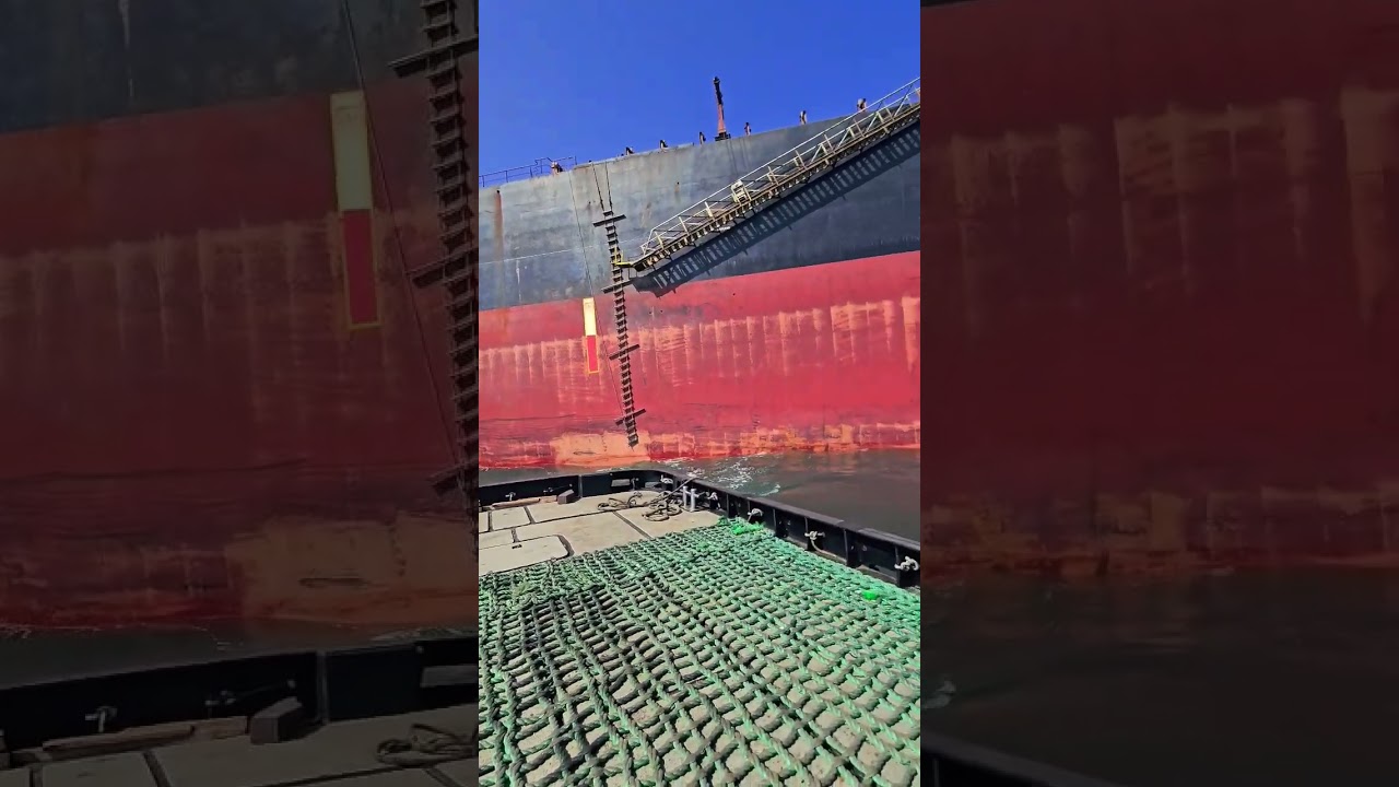 Big tanker ship. Πλοίο στο αγκυροβόλιο 