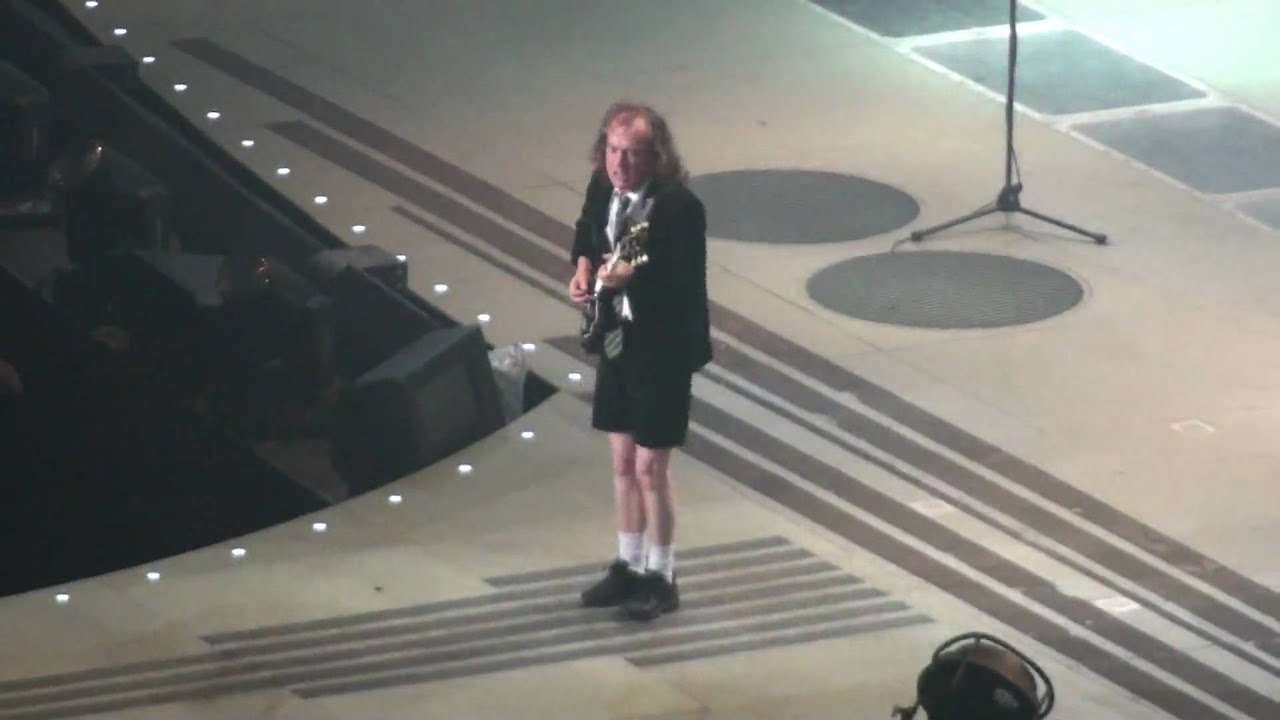 Back In Black AC/DC Tokyo Live 12 March 2010 - YouTube