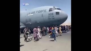 سقوط أفغان من طائرة أمريكية بعد إقلاعها خلال تشبثهم بهيكلها الخارجي