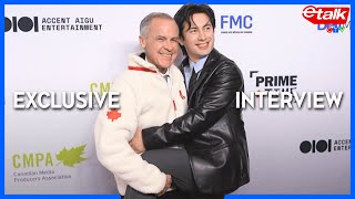 Download Lagu Hudson Williams gifts Prime Minister Mark Carney his 'Heated Rivalry' Team Canada fleece [Exclusive] MP3