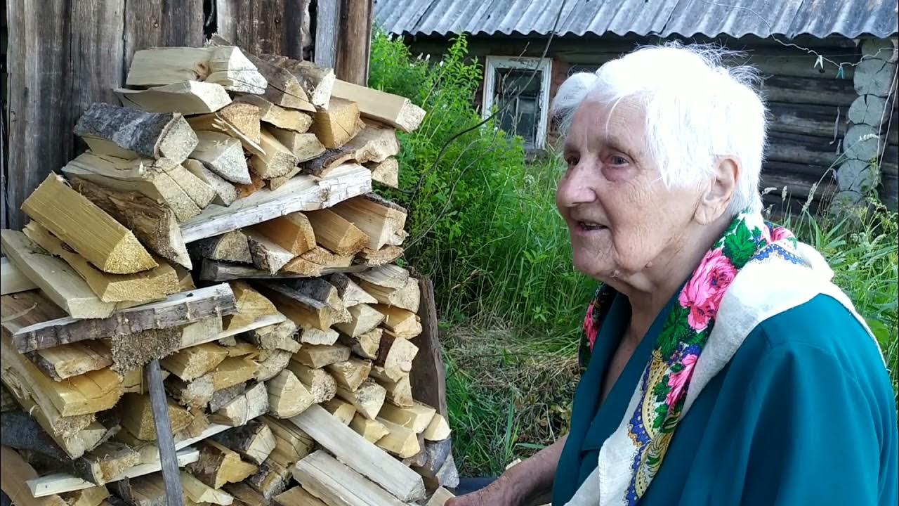Купить дрова бабушке. Бабушка с дровами. Бабка с дровами. Бабушка с дровами улыбается. Болванка из деревни.
