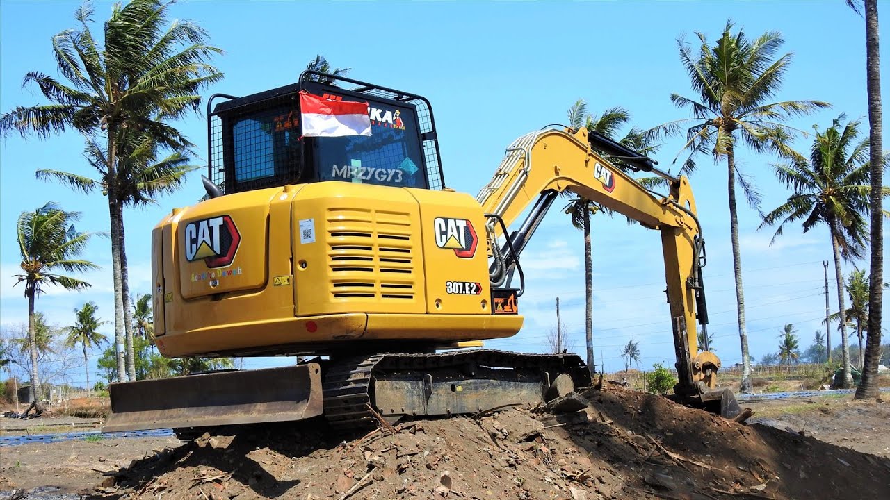 Mini Excavator CAT 307 E2 Digging And Burried The Debris - YouTube