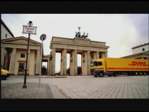 Deutsche Post World Net DHL Do comeÃ§o humilde a lÃ­der do mercado global Fundada na cidade de SÃ£o Francisco, nos Estados Unidos, hÃ¡ quase 40 anos, por 3 eminentes empreendedores Adrian Dalsey, Larry Hillblom and Robert Lynn a DHL tem crescido a uma velocidade fenomenal. Hoje, mantÃ©m-se como a lÃ­der de mercado da indÃºstria internacional de logÃ­stica e frete expresso. Em 1969, a DHL deu os primeiros passos na construÃ§Ã£o do futuro, com pessoas transportando documentos em viagens de aviÃ£o entre SÃ£o Francisco e Honolulu, no HavaÃ­. Os anos se passaram ea capilaridade da DHL expandiu-se sempre mais, gradualmente alcanÃ§ando novos clientes em todos os cantos do mundo. Ao mesmo tempo, o mercado se desenvolveu e se tornou mais complexo, tendo a DHL de se adaptar para satisfazer as necessidades de seus clientes em Ã¢mbito local e global. Hoje, a rede da DHL liga mais de 220 paÃ­ses e territÃ³rios pelo mundo, e emprega cerca de 300 mil funcionÃ¡rios. A DHL tambÃ©m oferece habilidade incomparÃ¡vel em frete expresso, marÃ­timo e aÃ©reo, transporte domÃ©stico e logÃ­stica reversa, alÃ©m de serviÃ§o de correio internacional. De trÃªs funcionÃ¡rios em 1969 a 300 mil em 2008, o enfoque ea dedicaÃ§Ã£o continuam os mesmos. Nosso sucesso sempre esteve baseado em entregar excelÃªncia em serviÃ§o aos nossos clientes. IncansÃ¡vel, a DHL se tornou marca sinÃ´nimo de comprometimento pessoal, soluÃ§Ãµes prÃ³-ativas e forÃ§a local. E o coraÃ§Ã£o desse sucesso sÃ£o os funcionÃ¡rios, que mantÃªm o foco na satisfaÃ§Ã£o do cliente e <b>...</b>