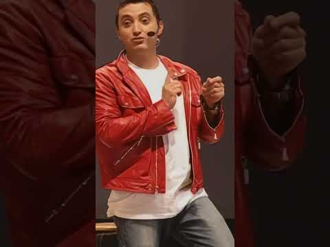 Todos tenemos un familiar que RECORTA TODO del PERIÓDICO | La Pelota de Letras | Andrés López