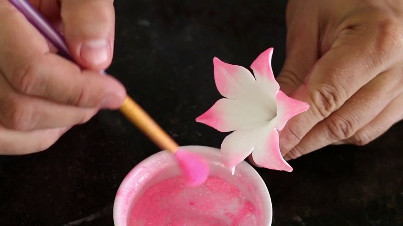 Pastel Ruffle con Lirios Estilizados | Lucas Piubelli