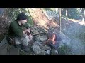 キャンプファイヤー付きのソロキャンプ屋外ステーキディナー。ロングフィルム、ドキュメンタリー