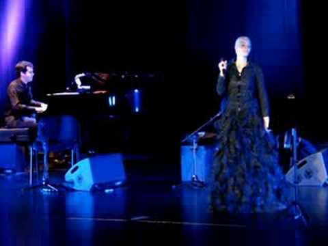 Mariza singing 'Fronteira' at the Culturgest in Lisboa