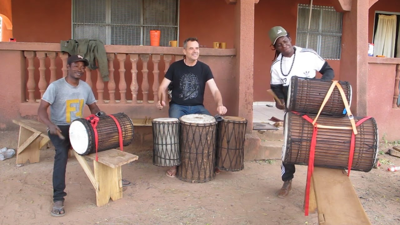 Djelidon / Sandia  : Mougnini Dembele fait un solo au dounounba pendant la leçon d'aujourd'hui