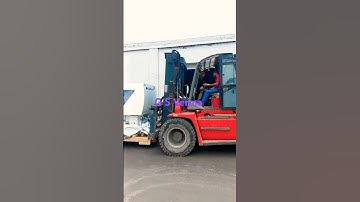 injection #moulding #machine unloading 8 ton #weight 25 ton #Forklift
