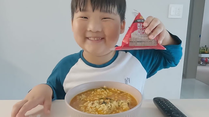 라면과 삼각김밥 먹는 아이 [feat. 진라면 약간매운맛]