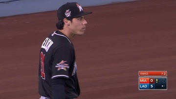 MIA@LAD: Yelich makes a catch at the warning track