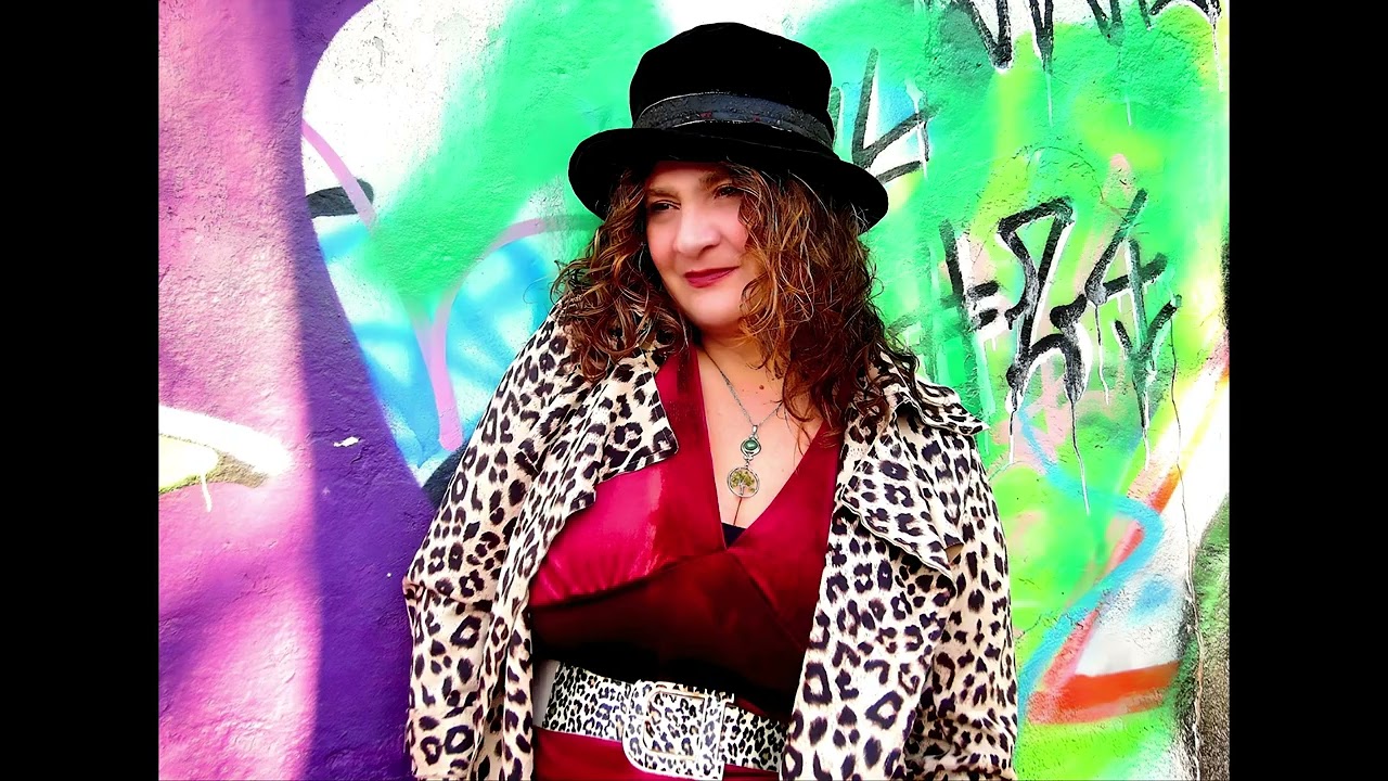 Amanda Myroe - Thrive (Radio Version) [Official Music Video]