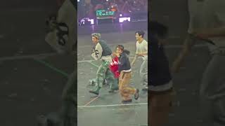 what's going on there😂 #btsworldtour2026 #btsshorts #taehyung #btsconcert #btsfunny #btsfunnyvideos
