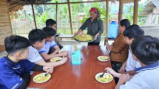 To earn money for the Lunar New Year: DAN makes delicious mixed fried rice to sell.