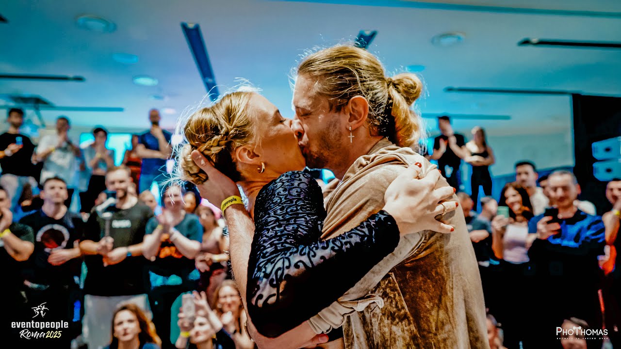 Janis y Zoe [FALL ON ME] @ Eventopeople Roma 2025 🛵