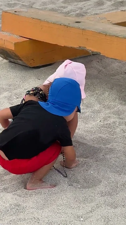 Игра с песком для детей на пляже! Милые дети играют #naomi #beach #наоми #baby #barvina #family