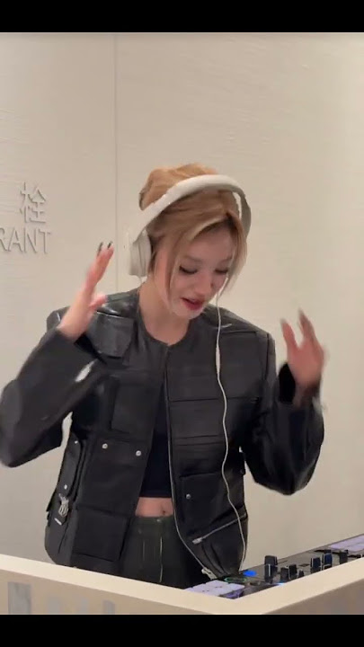 DJ M.O AT THE NEW TORY EVENT #yuqi #dj #toryburch #viral