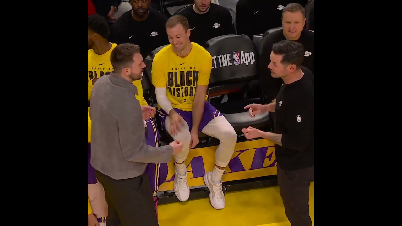 Джей Джей Редик и Лука Дончич подшучивают друг над другом из-за куртки 😂