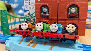 プラレール☆トーマスがのぼりおり！くみかえアクションレールセット♪
