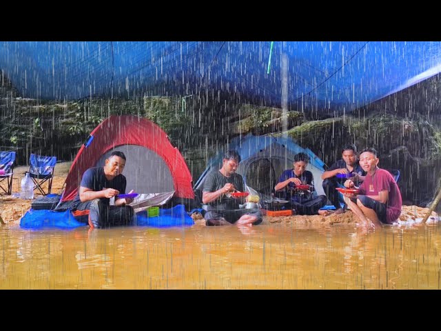 diguyur hujan deras berkemah ramai ramai menangkap ikan, tidur nyenyak sampai pagi di hutan class=