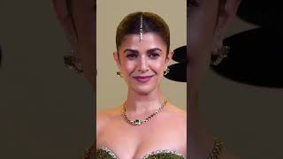 Nimrat Kaur Hot Actress Nipslip, Aisha Kangna Divali Cleavage,Oops Nipslip Actrescleavage , Cleavage