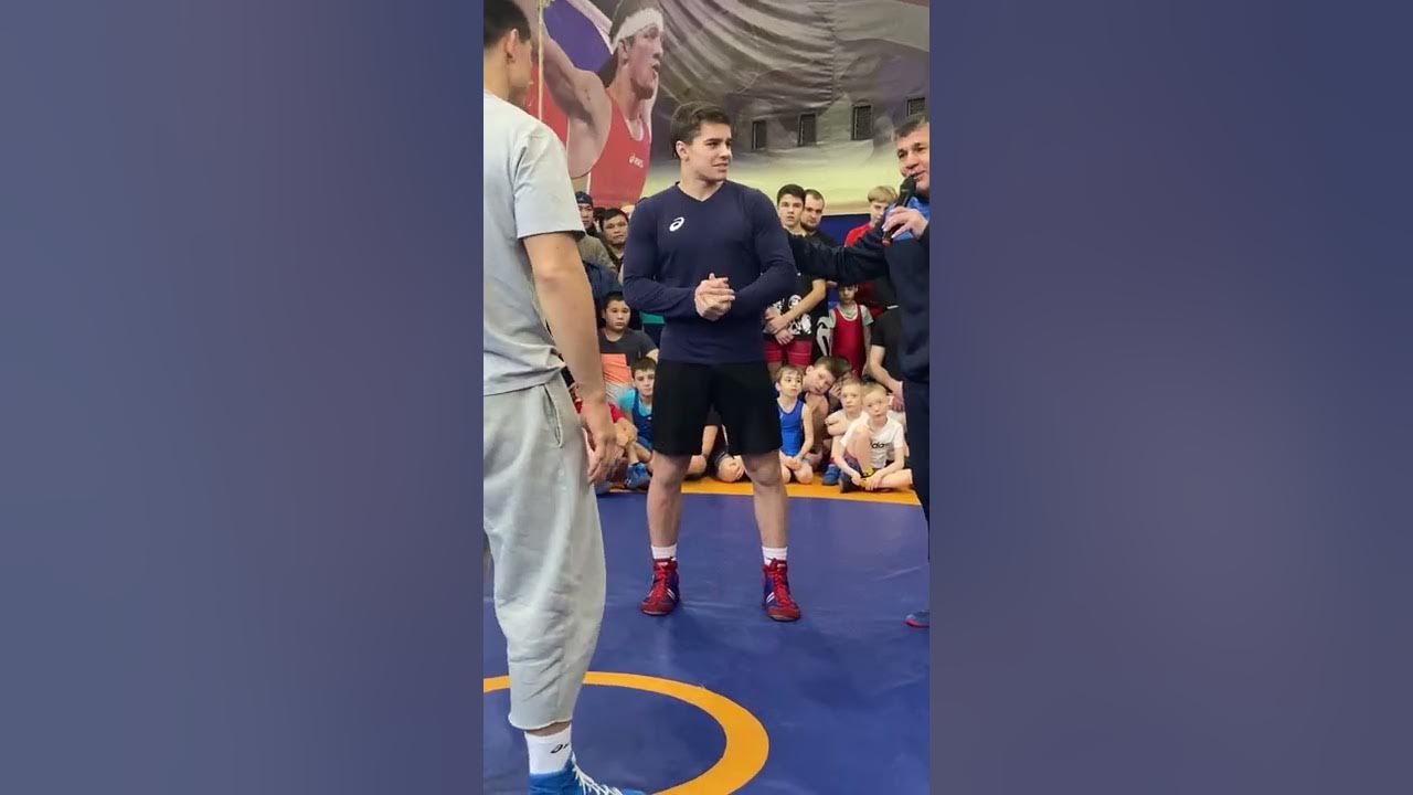 Акжол Махмудов Роман Власов
