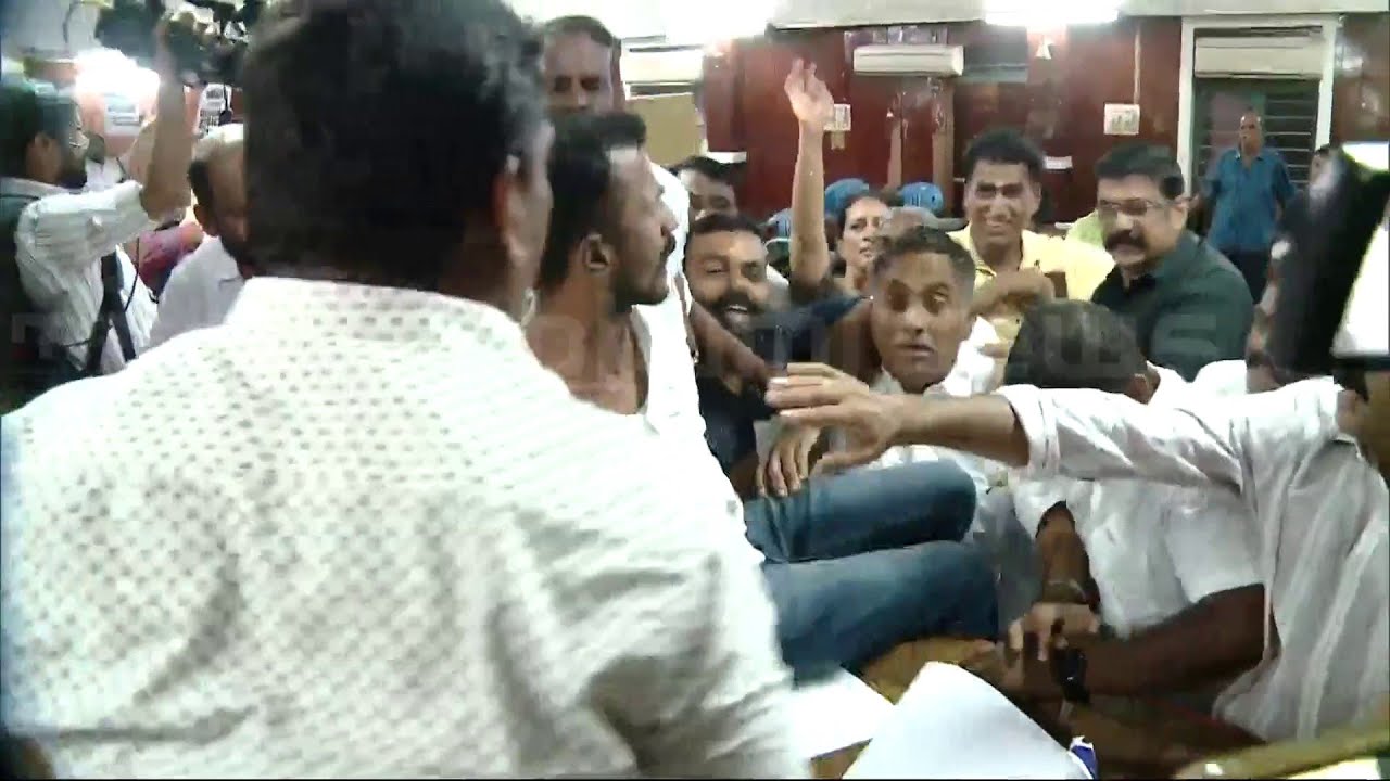 'ആരാണ് ഹെഡ്ഗേവാർ..?' പാലക്കാട് ന​ഗരസഭാ യോ​ഗത്തിൽ സംഘർഷം; കയ്യാങ്കളി' | Palakkad