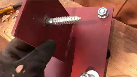 Como fixar colunas de madeira no chão?